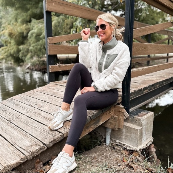 Vuori Cozy Sherpa Popover $148 in Dune Medium - Picture 5 of 11